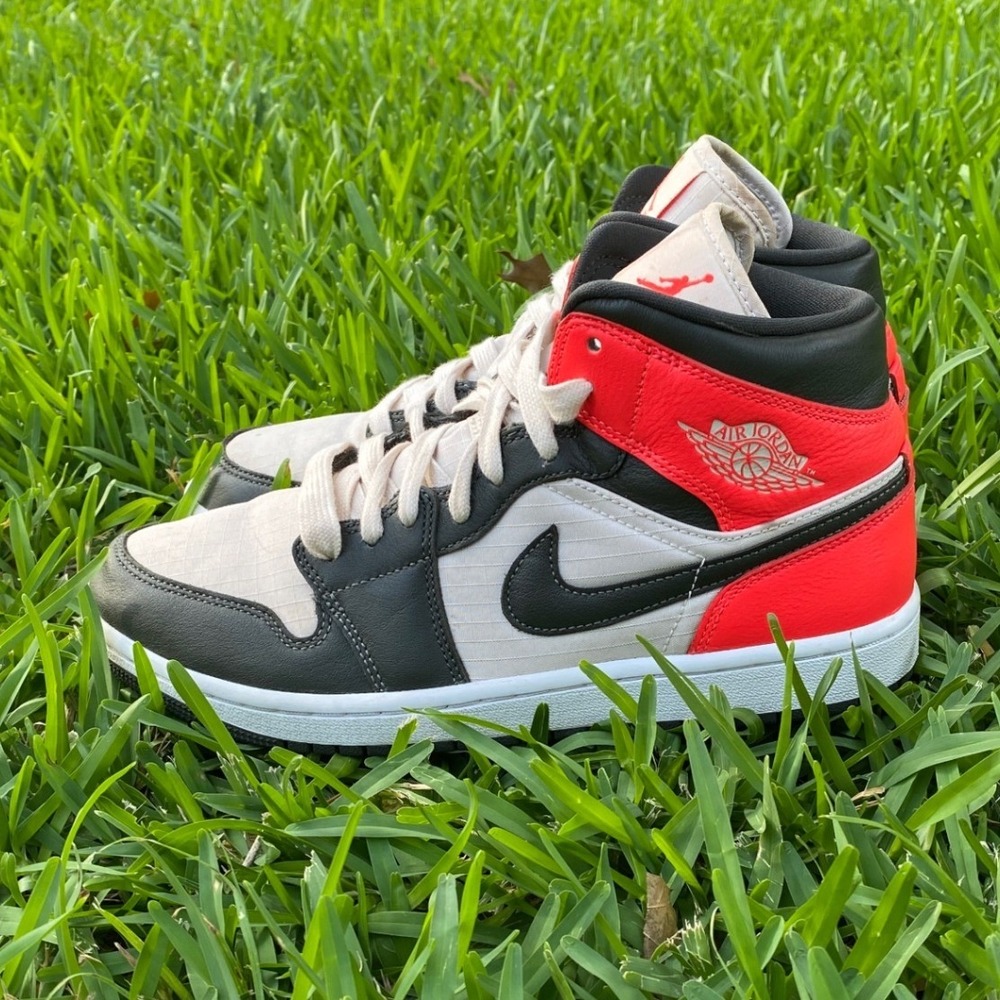 Nike Nike Air Jordan 1 Mid SE Newsprint DQ6078-100 Womens 10 Black White Pink